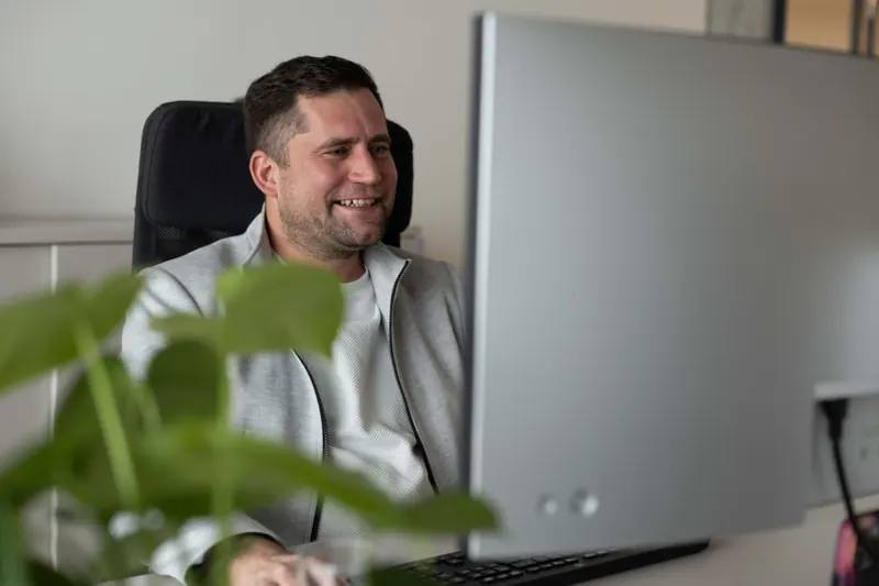 Christian Stockerl, KI-Berater aus Deggendorf, an seinem Arbeitsplatz